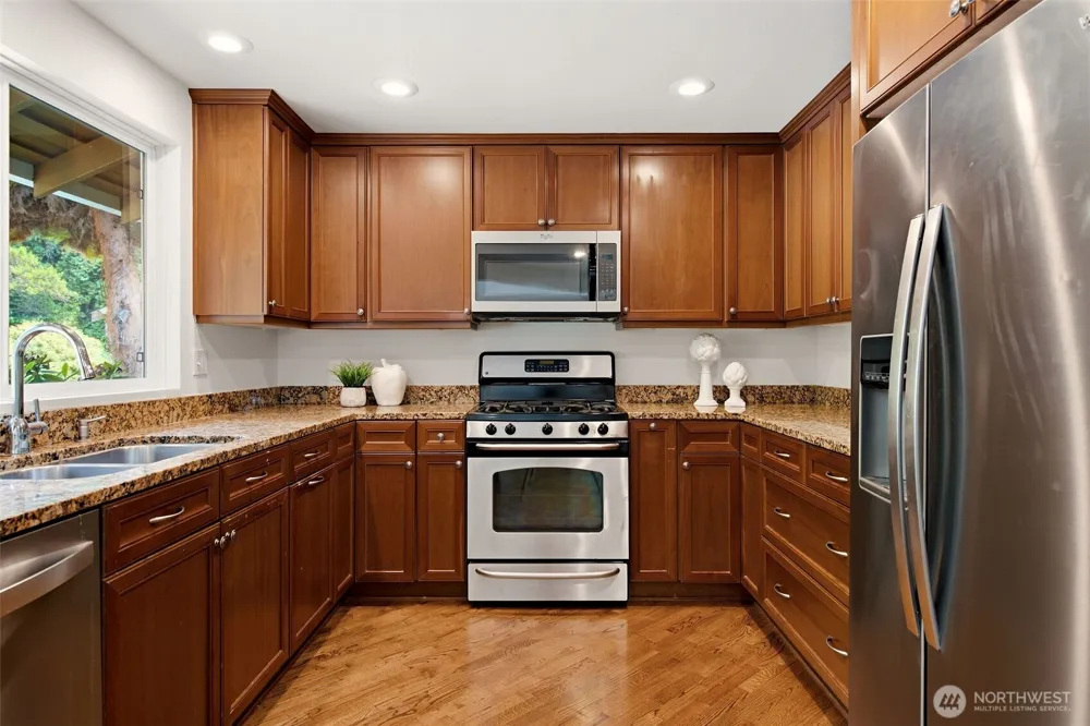 8626 NE 26th Place Clyde Hill, WA 98004