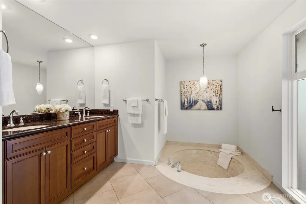 8626 NE 26th Place Clyde Hill, WA 98004