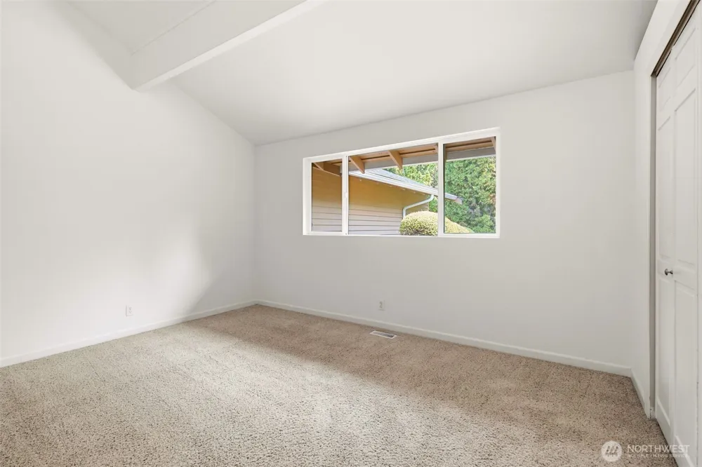 8626 NE 26th Place Clyde Hill, WA 98004