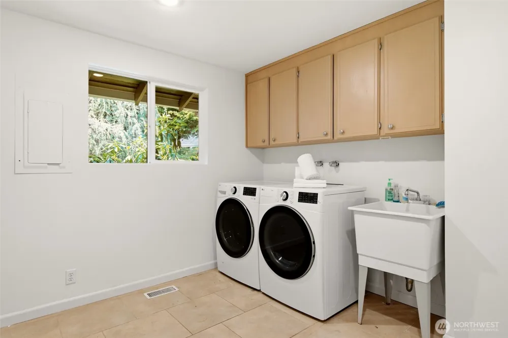 8626 NE 26th Place Clyde Hill, WA 98004