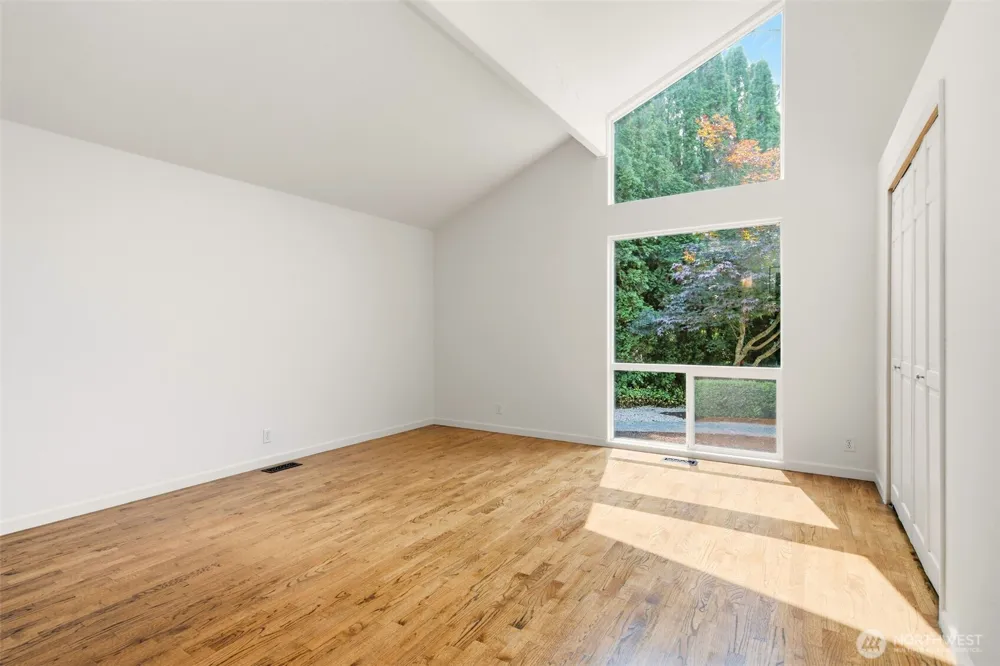 8626 NE 26th Place Clyde Hill, WA 98004