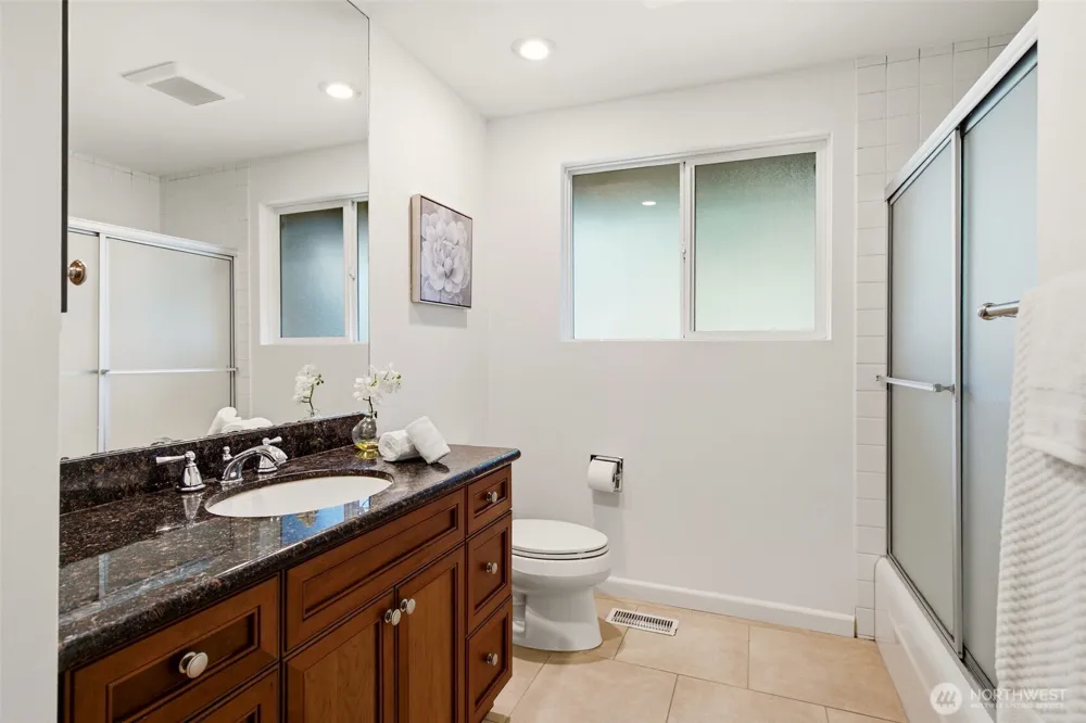 8626 NE 26th Place Clyde Hill, WA 98004