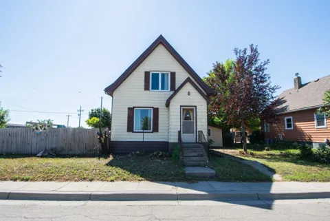 509 Center Avenue E