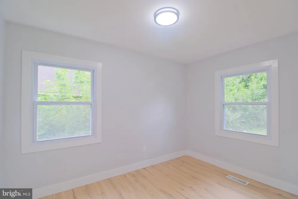 6 MINSTREL LANE Willingboro, NJ 08046