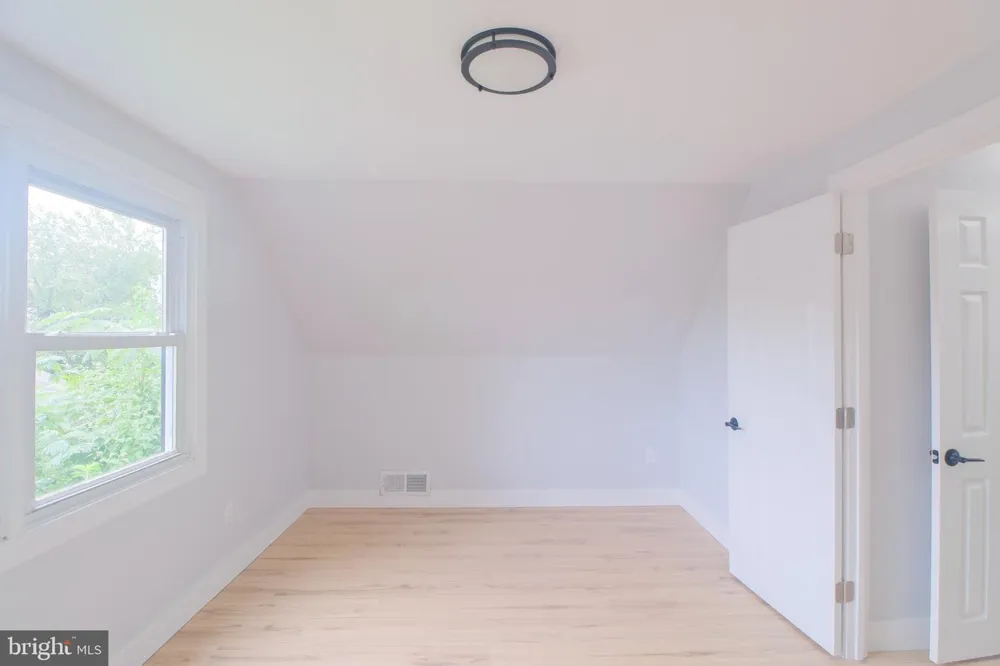 6 MINSTREL LANE Willingboro, NJ 08046