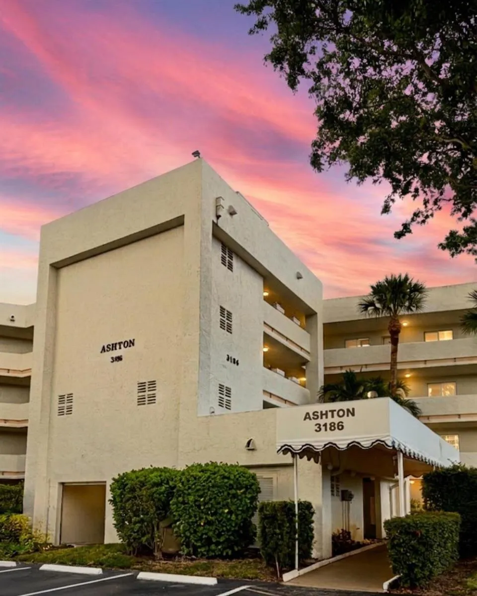 3186 VIA POINCIANA #115 Lake Worth, FL 33467