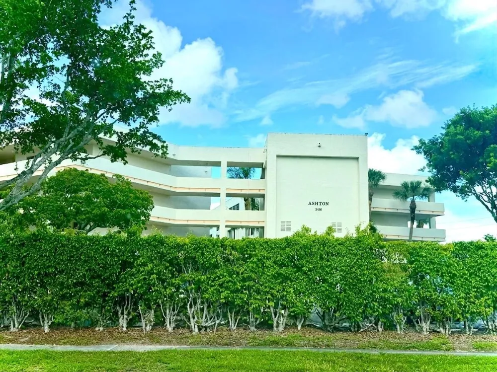 3186 VIA POINCIANA #115 Lake Worth, FL 33467