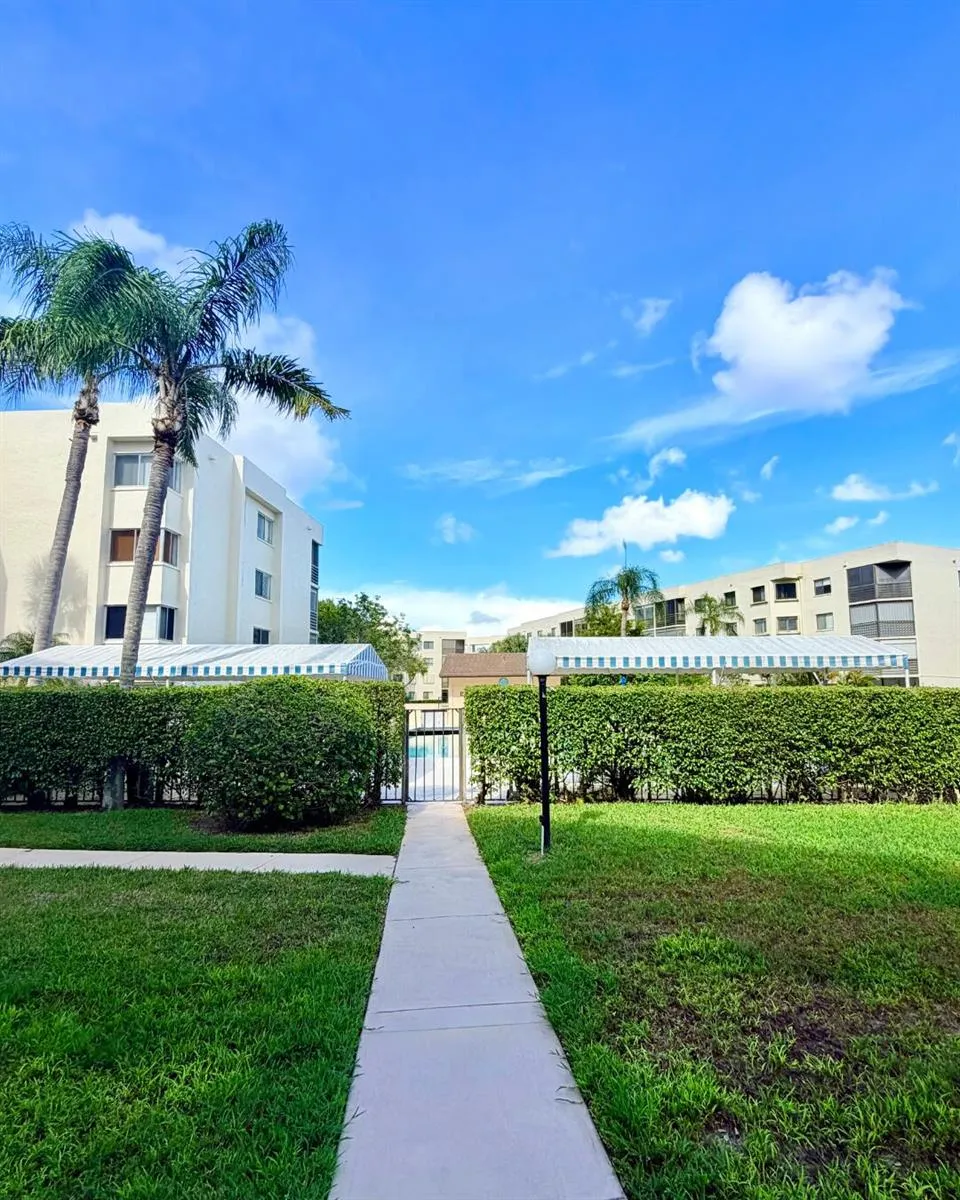 3186 VIA POINCIANA #115 Lake Worth, FL 33467