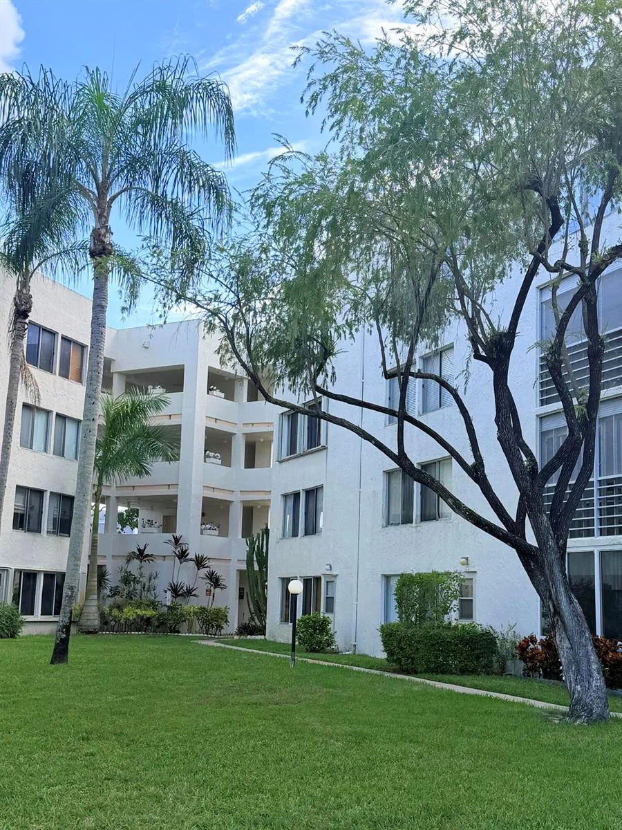 3186 VIA POINCIANA #115 Lake Worth, FL 33467
