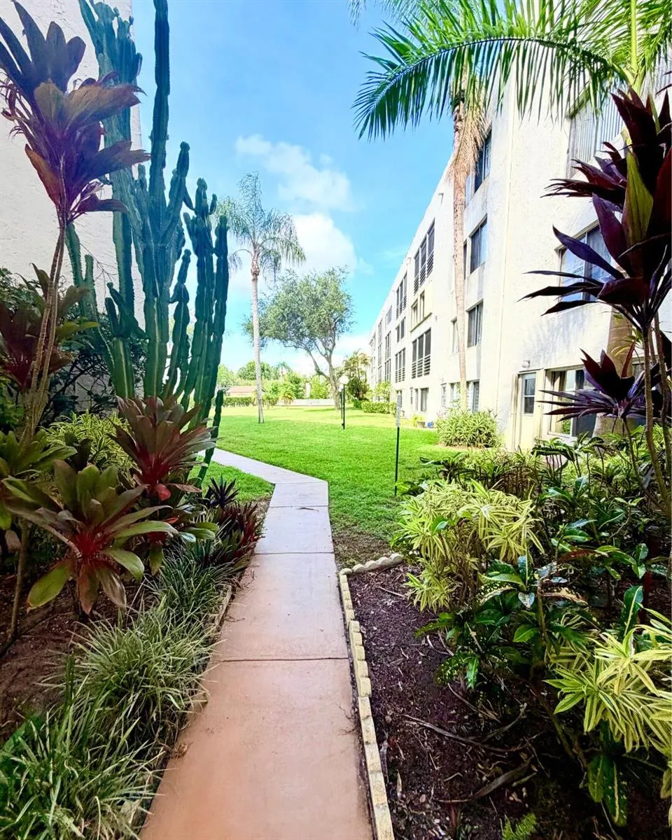 3186 VIA POINCIANA #115 Lake Worth, FL 33467