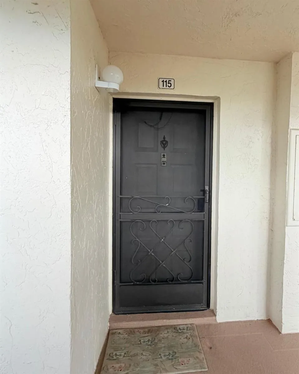 3186 VIA POINCIANA #115 Lake Worth, FL 33467