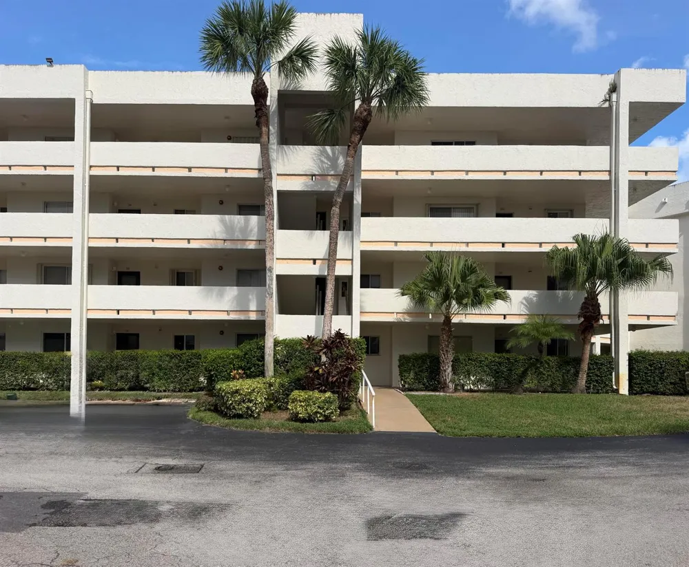 3186 VIA POINCIANA #115 Lake Worth, FL 33467