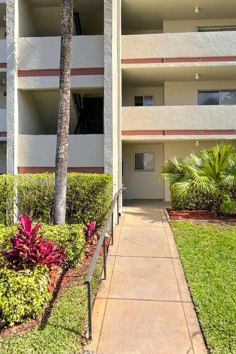 3186 VIA POINCIANA #115 Lake Worth, FL 33467
