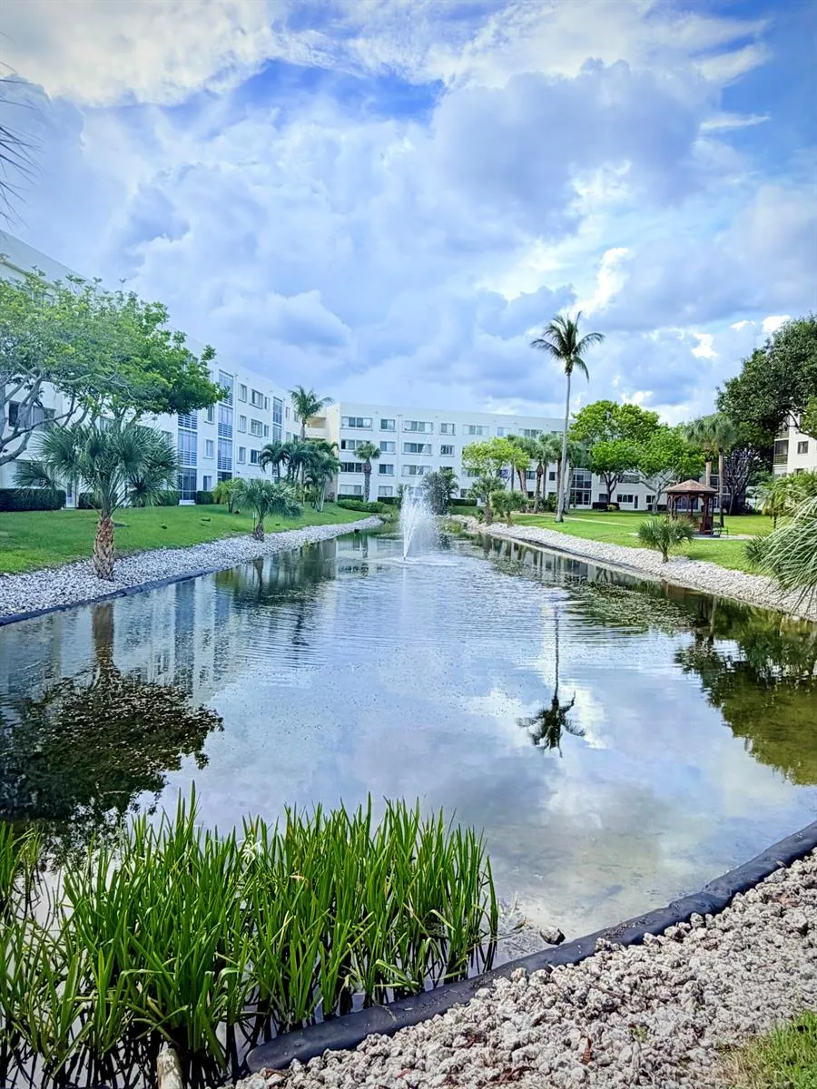 3186 VIA POINCIANA #115 Lake Worth, FL 33467
