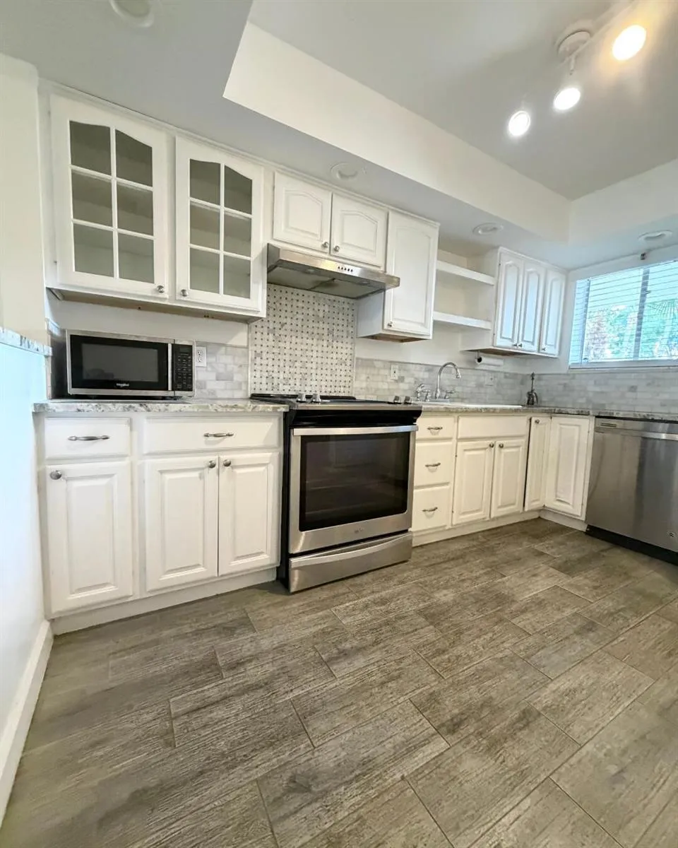 3186 VIA POINCIANA #115 Lake Worth, FL 33467