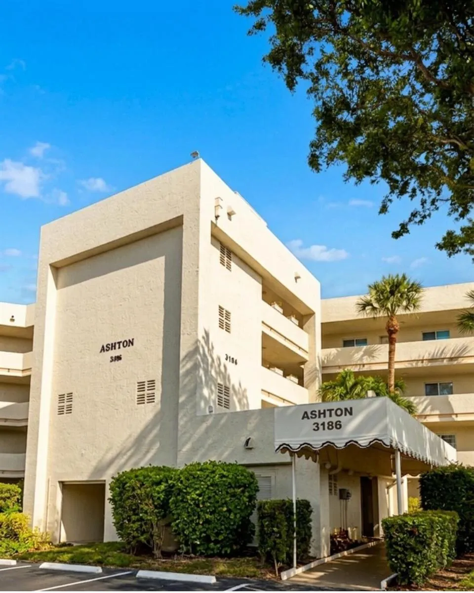3186 VIA POINCIANA #115 Lake Worth, FL 33467