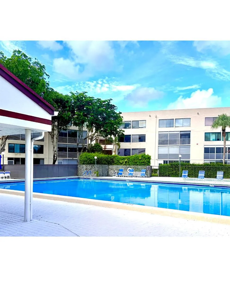 3186 VIA POINCIANA #115 Lake Worth, FL 33467