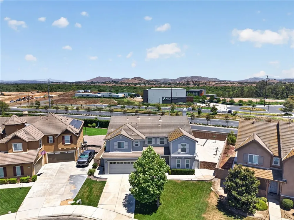 8418 Lourenco Lane Eastvale, CA 92880