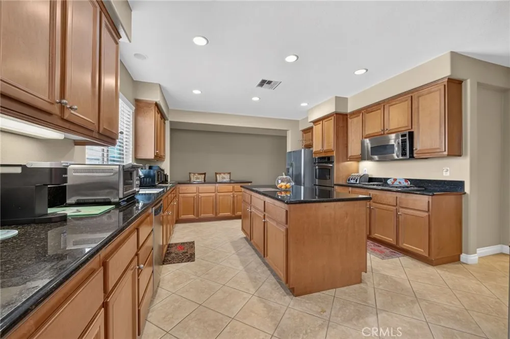 8418 Lourenco Lane Eastvale, CA 92880