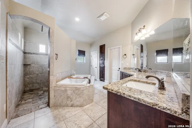 112 S ABREGO XING Floresville, TX 78114