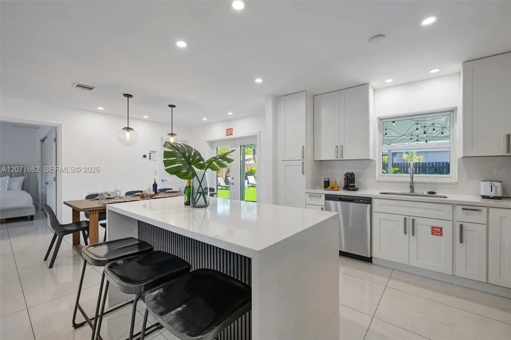 220 NE 10th Ave Hallandale Beach, FL 33009
