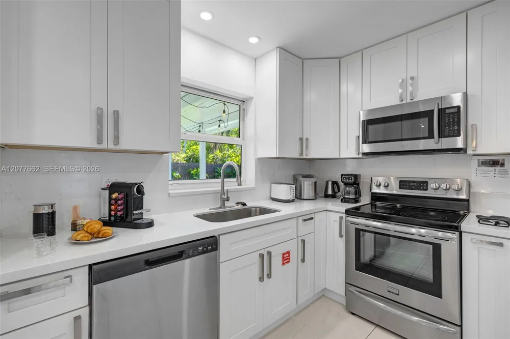 220 NE 10th Ave Hallandale Beach, FL 33009