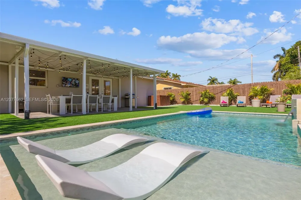 220 NE 10th Ave Hallandale Beach, FL 33009