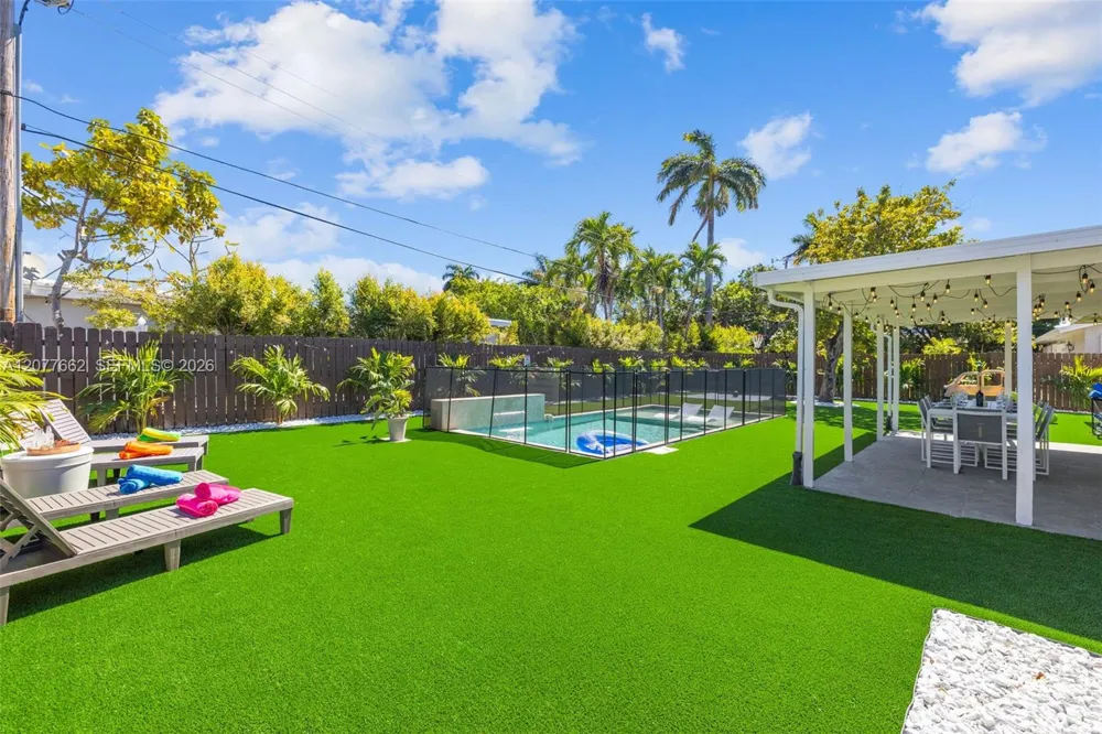 220 NE 10th Ave Hallandale Beach, FL 33009