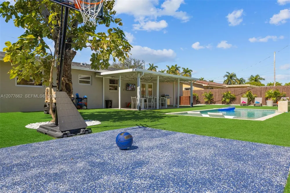 220 NE 10th Ave Hallandale Beach, FL 33009