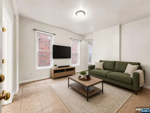92 Bloomfield Avenue 1