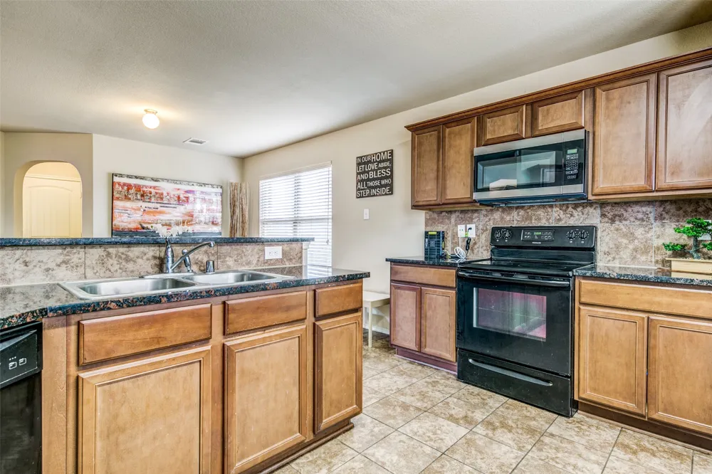1774 Pioneer Way Lancaster, TX 75146