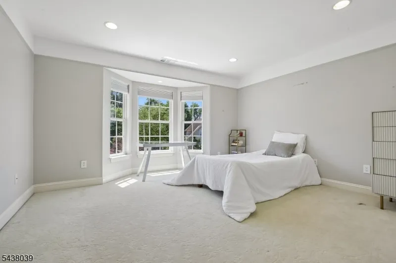 11 Valley Wood Dr Franklin, NJ 08873