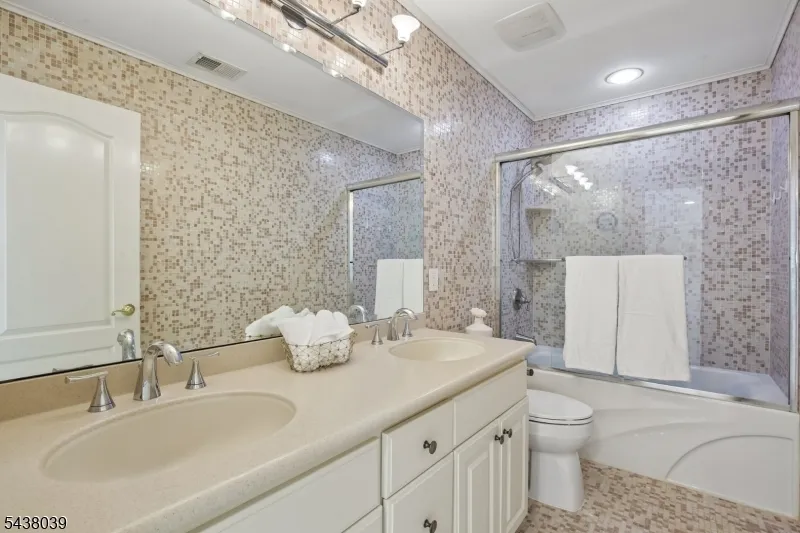 11 Valley Wood Dr Franklin, NJ 08873