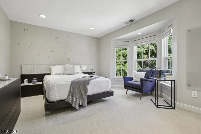 11 Valley Wood Dr Franklin, NJ 08873
