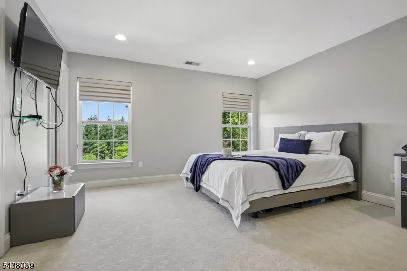 11 Valley Wood Dr Franklin, NJ 08873