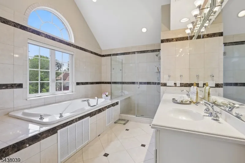 11 Valley Wood Dr Franklin, NJ 08873