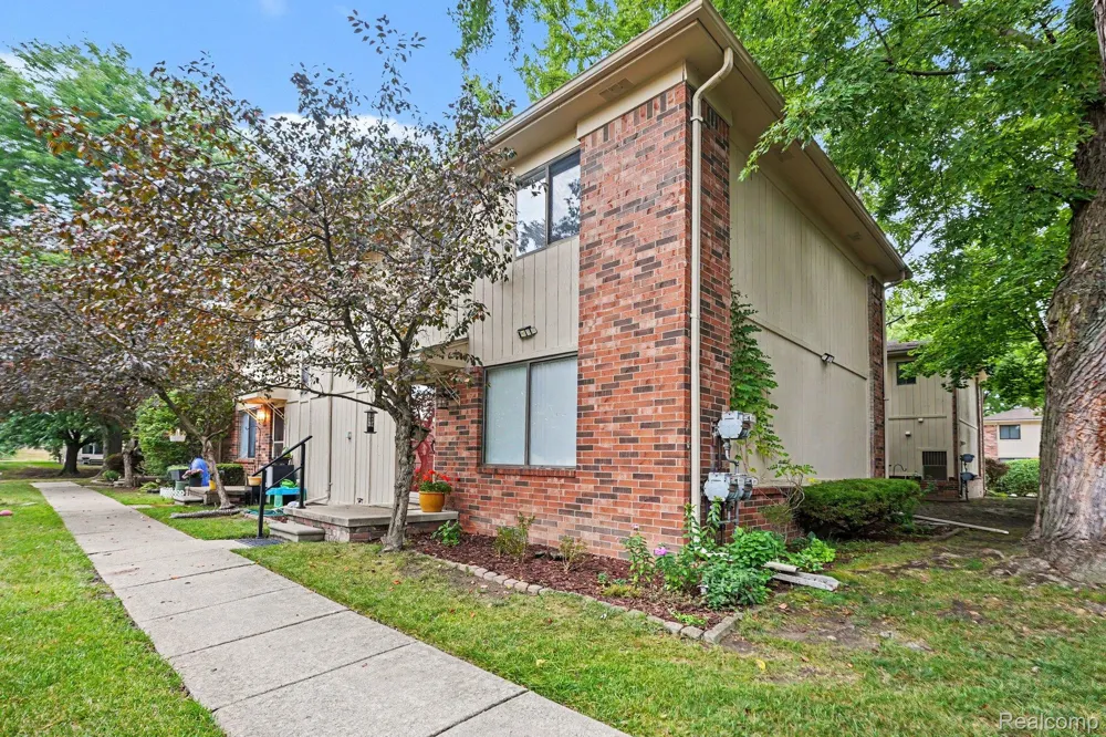 40861 Highpointe Drive Clinton Charter Township, MI 48038