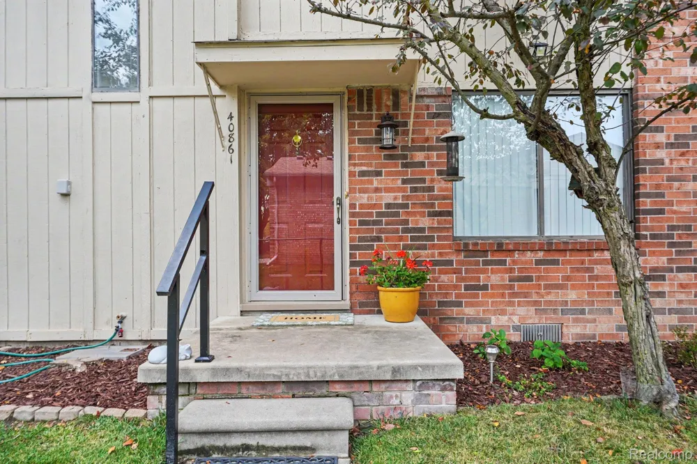 40861 Highpointe Drive Clinton Charter Township, MI 48038