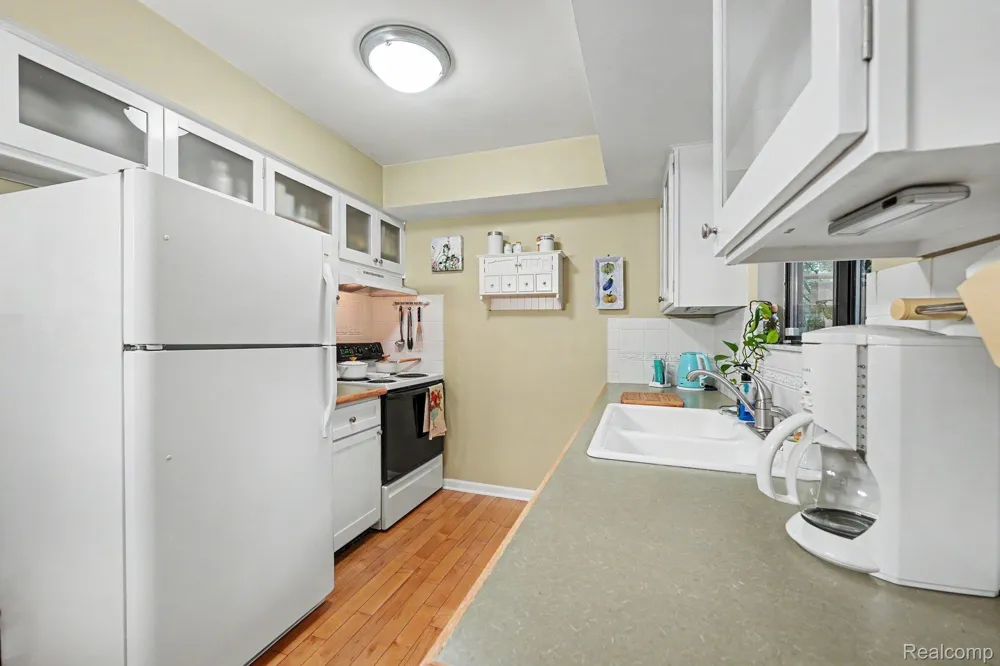 40861 Highpointe Drive Clinton Charter Township, MI 48038