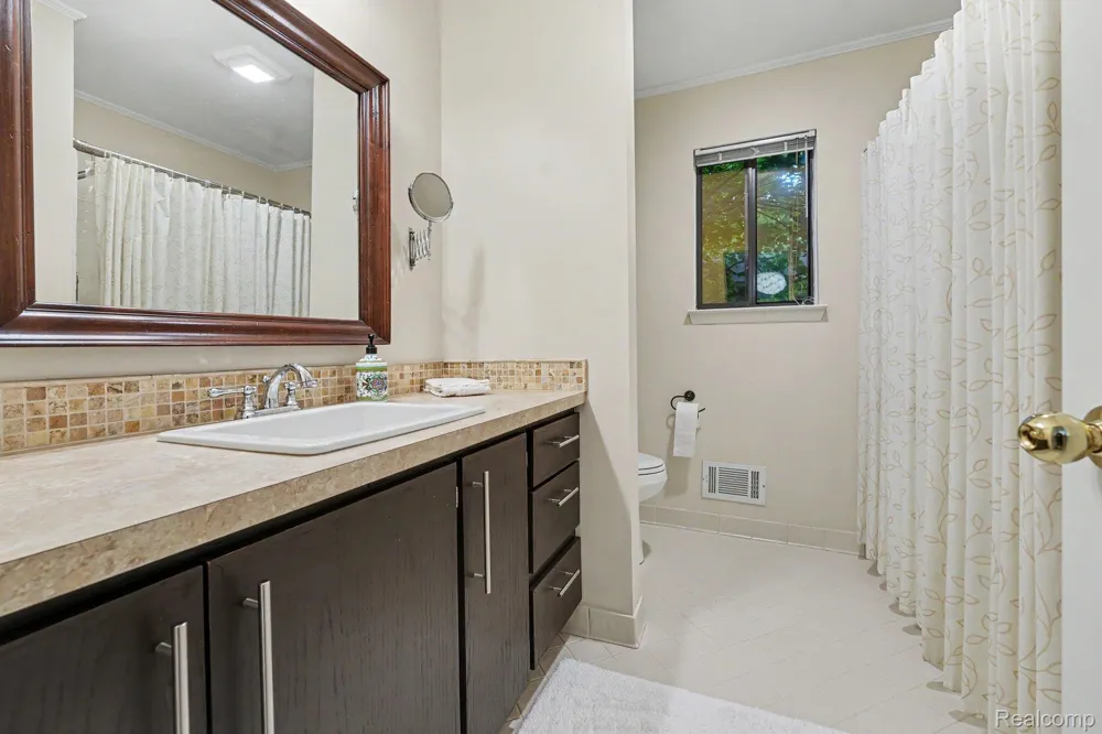 40861 Highpointe Drive Clinton Charter Township, MI 48038