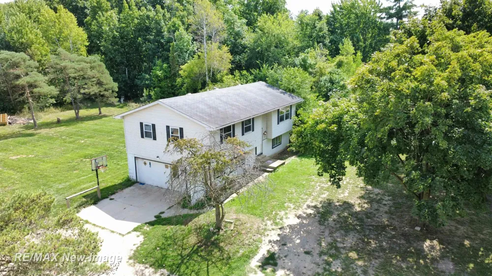 16807 OAKLEY ROAD Chesaning Township, MI 48616