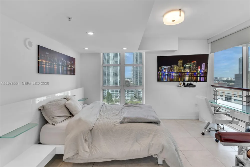 41 SE 5th St #1117 Miami, FL 33131