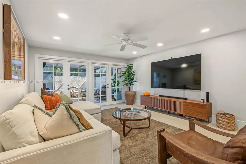 825 SE 2nd St #825 Fort Lauderdale, FL 33301