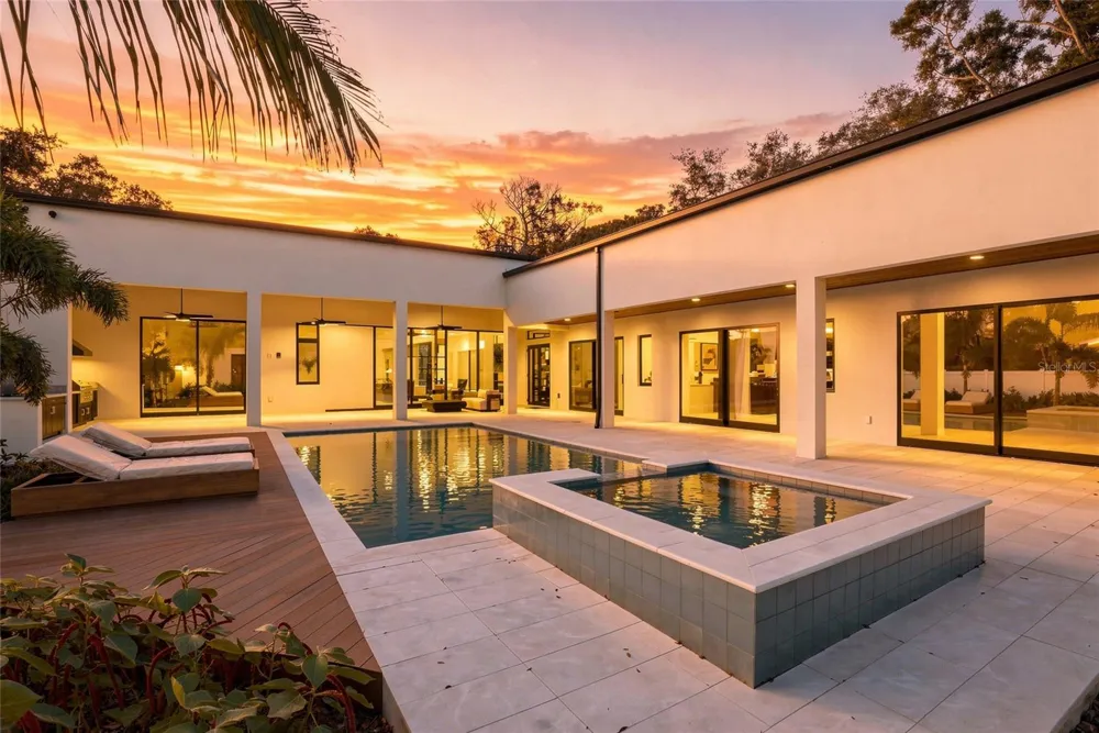 10040 59TH AVENUE St Petersburg, FL 33708