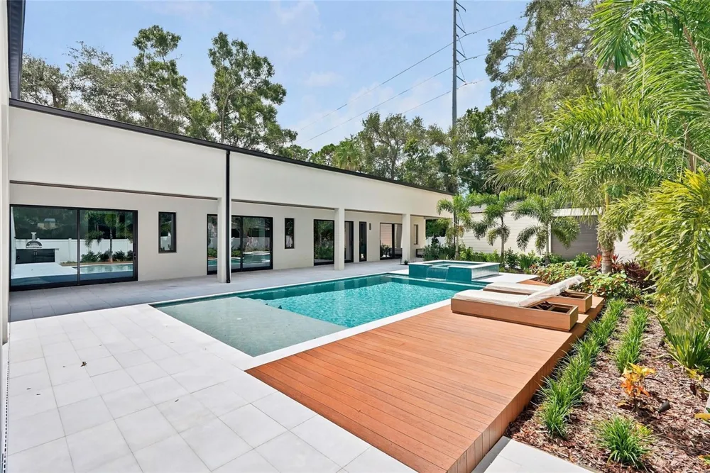 10040 59TH AVENUE St Petersburg, FL 33708