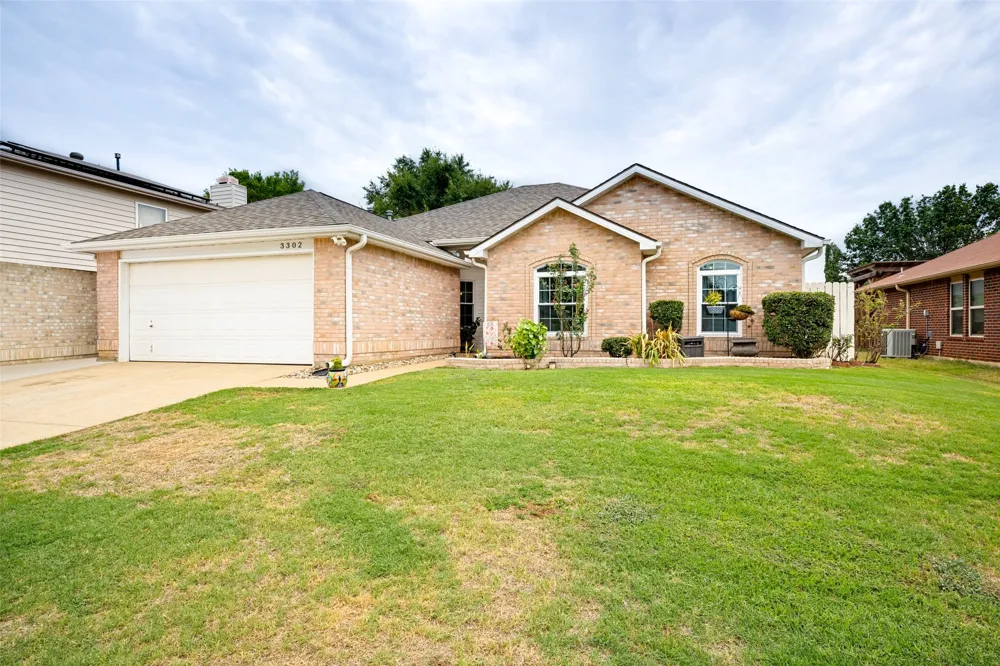 3302 Cliff Oaks Drive Corinth, TX 76210