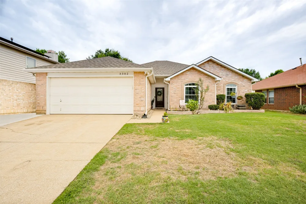 3302 Cliff Oaks Drive Corinth, TX 76210