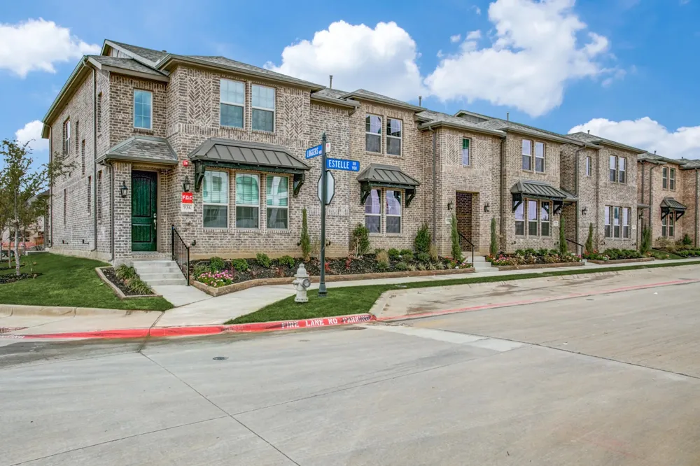 935 Ponds Edge Lane Euless, TX 76040
