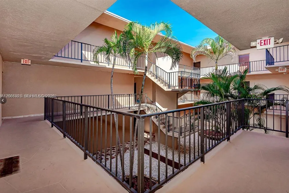 4000 Hills Dr #29 Hollywood, FL 33021