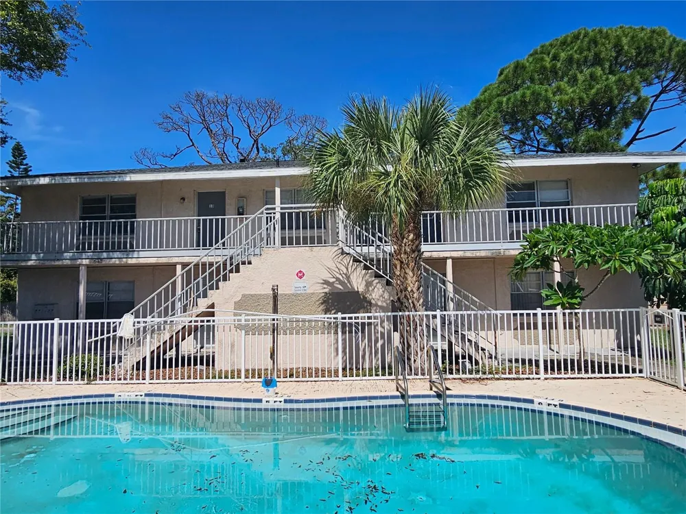 209 NW JEFFERSON CIRCLE #13 St Petersburg, FL 33702
